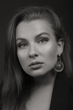 Koyu elbiseli güzel esmer