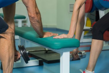 Müşterek eğitim salonunda genç Çift