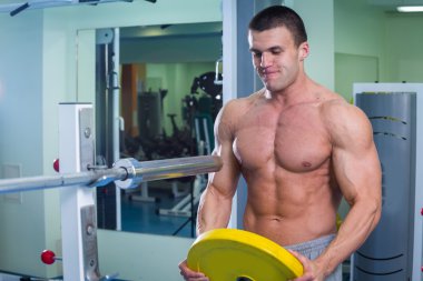 Gücü eğitim profesyonel sporcu spor salonunda