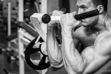 Gücü eğitim profesyonel sporcu spor salonunda