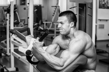 Gücü eğitim profesyonel sporcu spor salonunda