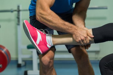 Müşterek eğitim salonunda genç Çift