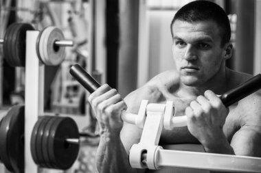 Gücü eğitim profesyonel sporcu spor salonunda