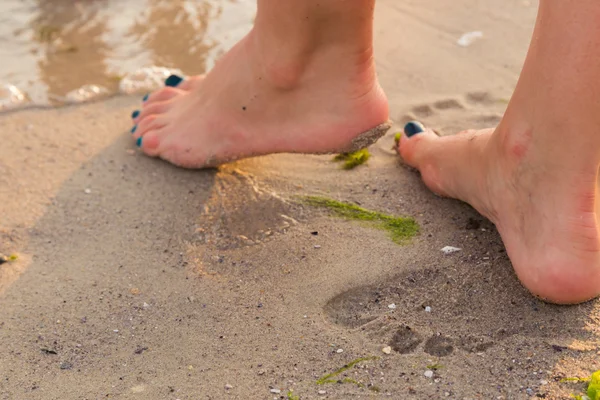 Baby and adult feet on sea sand — Stock Photo, Image