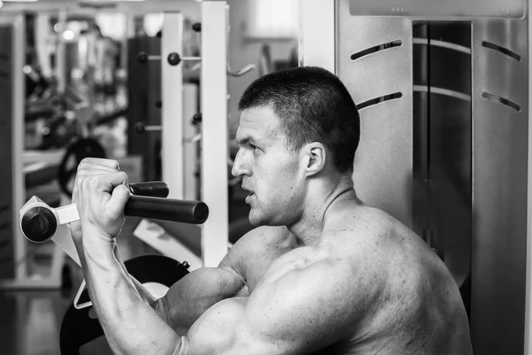 Entrenamiento de fuerza atleta profesional en el gimnasio — Foto de Stock