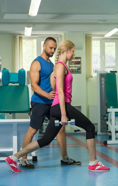 Müşterek eğitim salonunda genç Çift