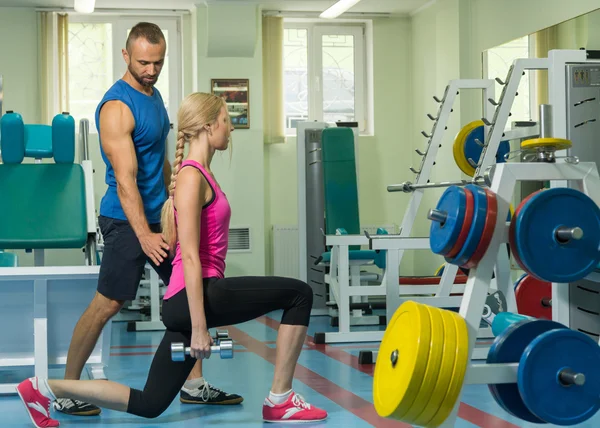 Müşterek eğitim salonunda genç Çift