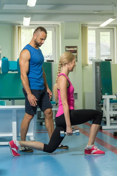 Müşterek eğitim salonunda genç Çift