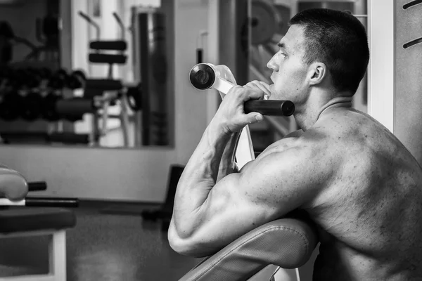 Entraînement de force athlète professionnel dans la salle de gym — Photo