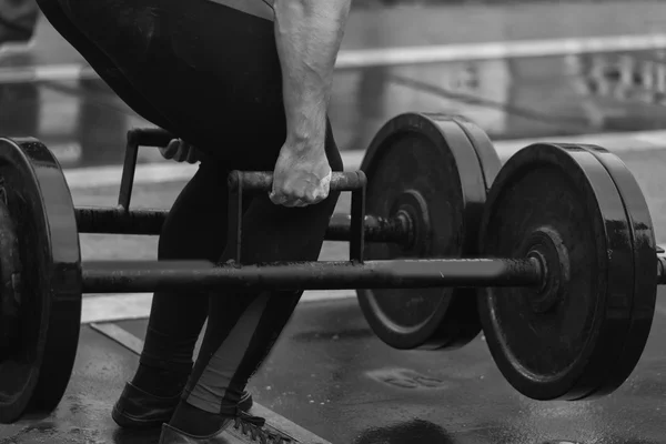 The athlete press the bar takes to the streets — Stock Photo, Image