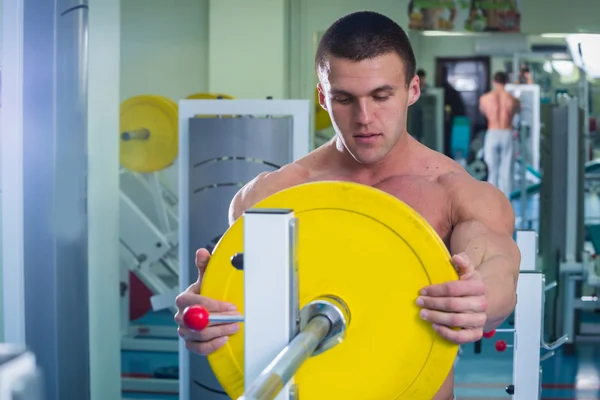 Allenamento di forza atleta professionista in palestra — Foto Stock