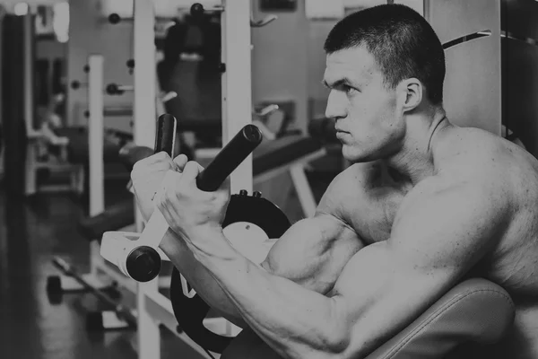 Entraînement de force athlète professionnel dans la salle de gym — Photo