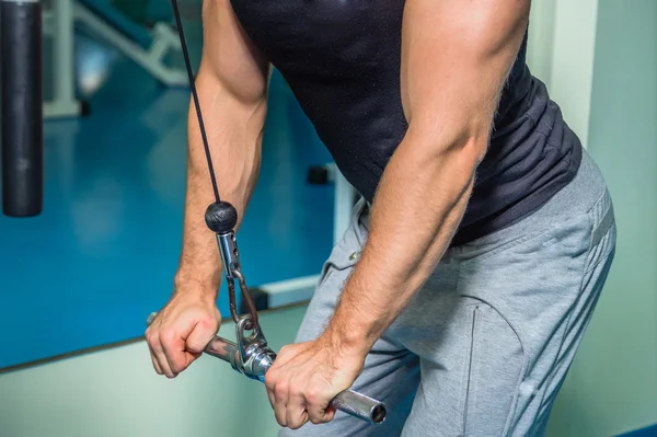 Gücü eğitim profesyonel sporcu spor salonunda