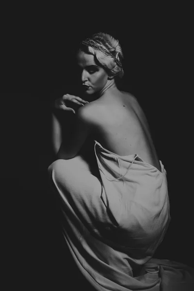 Belle blonde en robe vintage sur fond sombre — Photo