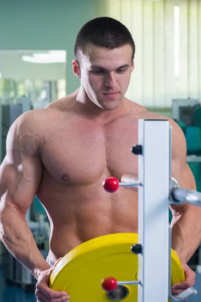 Allenamento di forza atleta professionista in palestra — Foto Stock