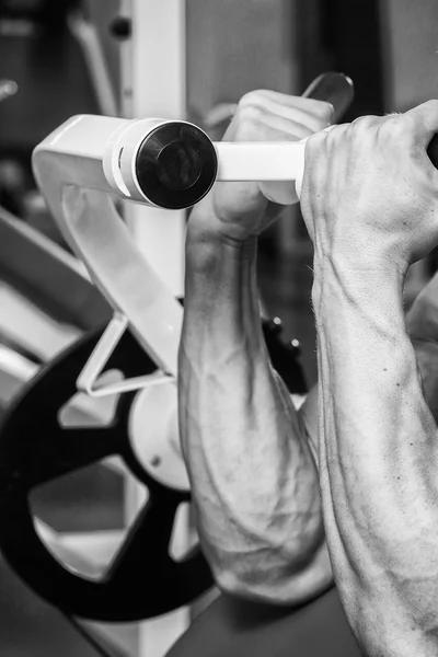 Treinamento de força atleta profissional no ginásio — Fotografia de Stock