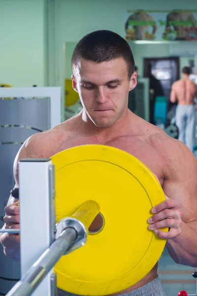 Entraînement de force athlète professionnel dans la salle de gym — Photo