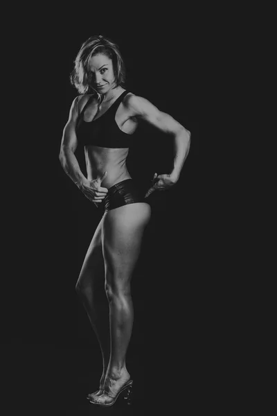 暗い背景に美しいスポーツ少女 — ストック写真