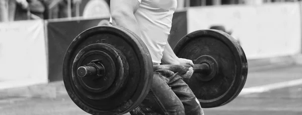 The athlete press the bar takes to the streets — Stock Photo, Image