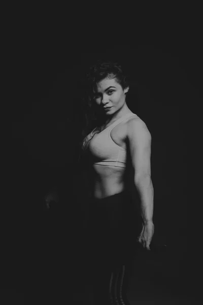 Красивая спортивная девушка на темном фоне — стоковое фото