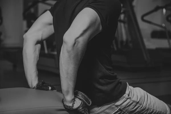 Entraînement de force athlète professionnel dans la salle de gym — Photo