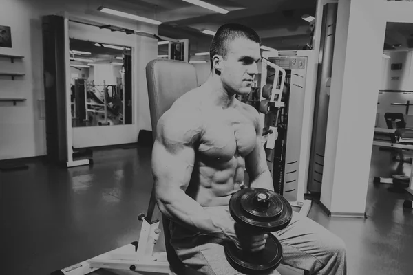 Entraînement de force athlète professionnel dans la salle de gym — Photo