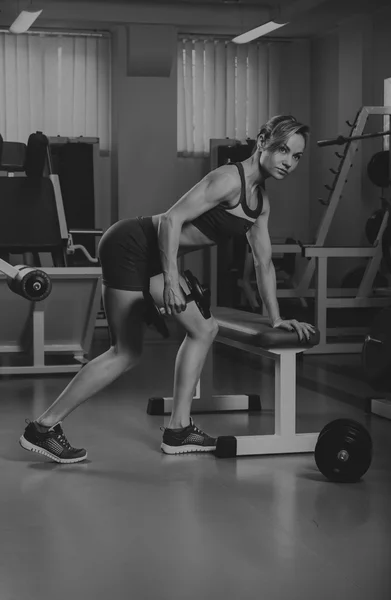 Hermosa chica toma ejercicios en el gimnasio — Foto de Stock