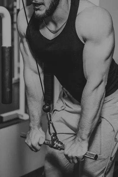 Allenamento di forza atleta professionista in palestra — Foto Stock