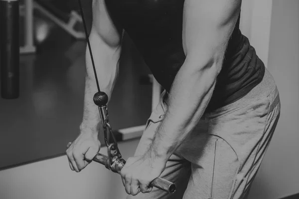 Allenamento di forza atleta professionista in palestra — Foto Stock