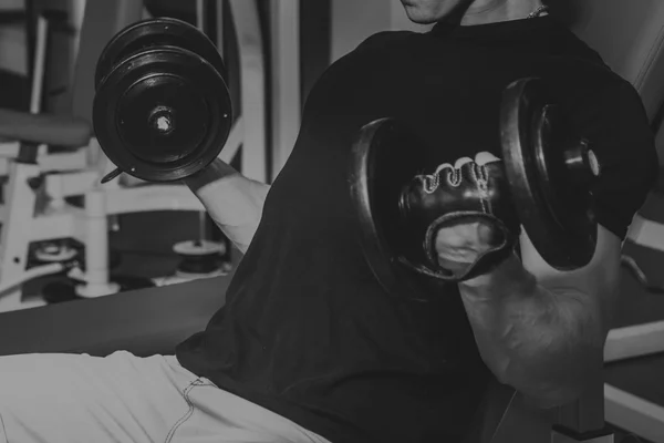 Entrenamiento de fuerza atleta profesional en el gimnasio — Foto de Stock