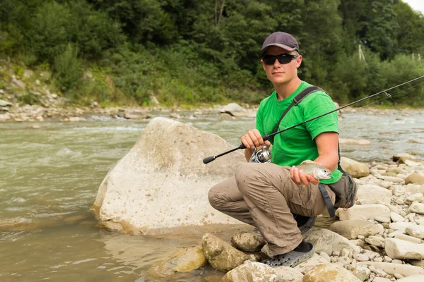 Pesca nel fiume di montagna in estate — Foto Stock