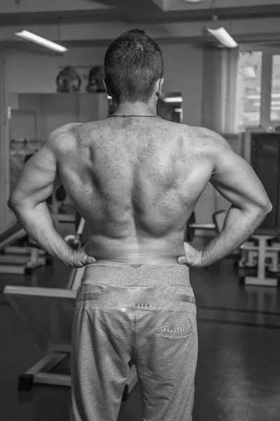 Allenamento di forza atleta professionista in palestra — Foto Stock