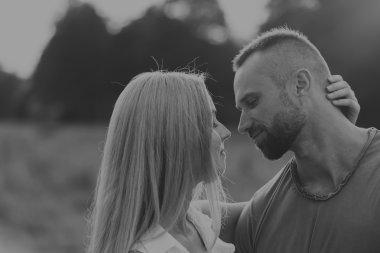 Kaslı adam bir motosiklet orta alan yolun üzerinde güzel bir kadınla