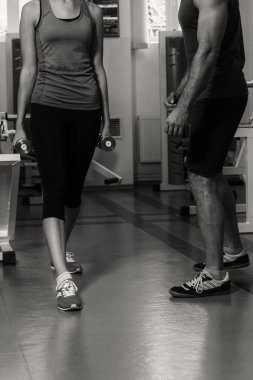 Müşterek eğitim salonunda genç Çift