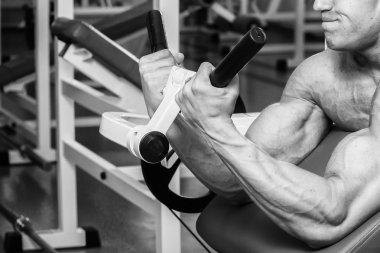 Gücü eğitim profesyonel sporcu spor salonunda