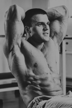 Gücü eğitim profesyonel sporcu spor salonunda