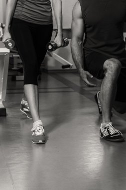 Müşterek eğitim salonunda genç Çift