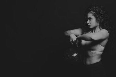 Karanlık bir arka plan üzerinde güzel spor kız