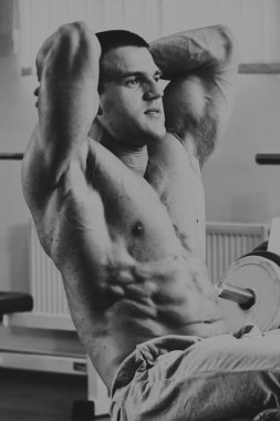 Gücü eğitim profesyonel sporcu spor salonunda