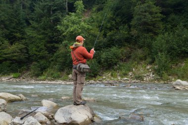 Yaz aylarında dağ nehir balıkçılık