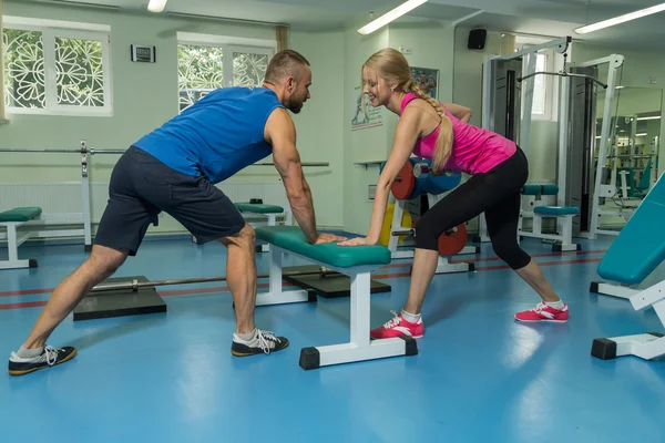 Jong paar in de sportschool bij de gemeenschappelijk opleiding — Stockfoto