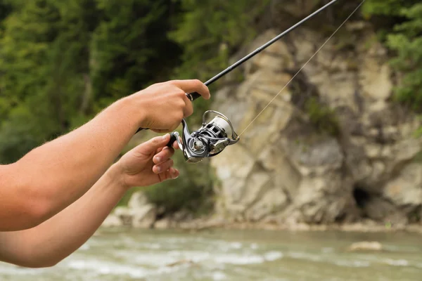 Pesca nel fiume di montagna in estate — Foto Stock