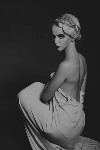 Hermosa rubia en vestido vintage sobre un fondo oscuro —  Fotos de Stock