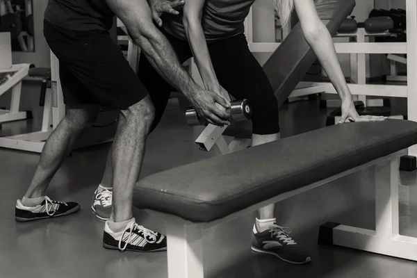 Jong paar in de sportschool bij de gemeenschappelijk opleiding — Stockfoto