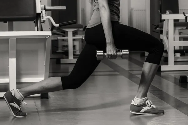 Красивая девушка делает упражнения в спортзале — стоковое фото