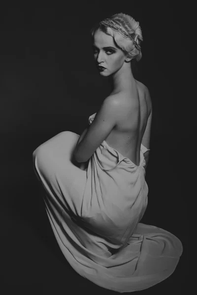 Hermosa rubia en vestido vintage sobre un fondo oscuro —  Fotos de Stock