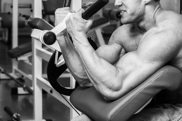 Allenamento di forza atleta professionista in palestra — Foto Stock