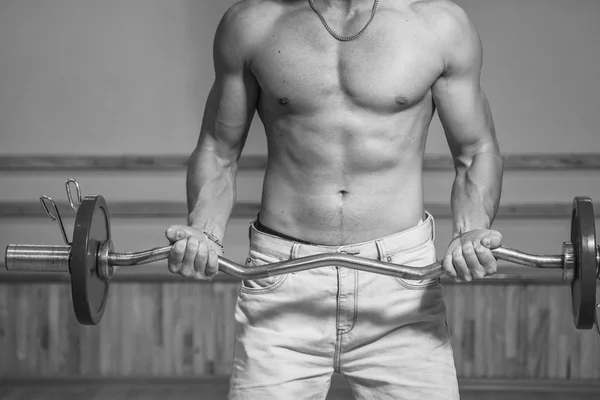 Entrenamiento de fuerza atleta profesional en el gimnasio — Foto de Stock