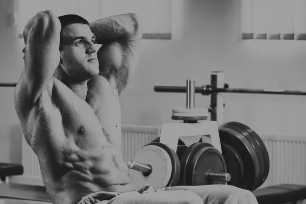 Entrenamiento de fuerza atleta profesional en el gimnasio — Foto de Stock