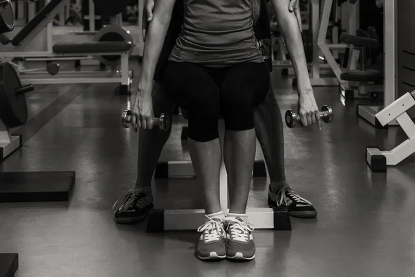 Cuplu tânăr în sala de gimnastică la antrenamentul comun — Fotografie, imagine de stoc